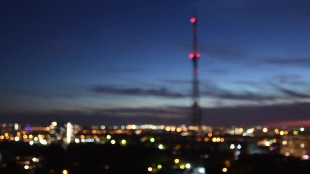 구름낀 하늘을 배경으로 하는 보케의 배경 과 타워 실루엣 과반짝이는 도시의 불빛 — 비디오