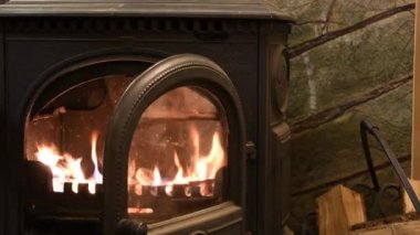 Antika döküm demir kömür bazlı ocağın içinde yanan ateş var.