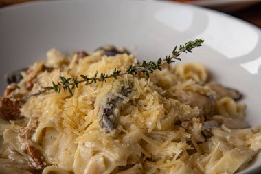 İtalyan makarnası rendelenmiş parmesan peyniri ve yeşil kekik otuyla