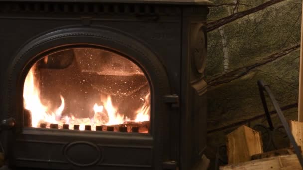 Antieke houtkachel op houtbasis met vlammend vuur binnenin — Stockvideo