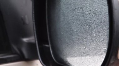 Su damlaları ile yan ayna buharlaşma ve araba penceresinin sisli camları