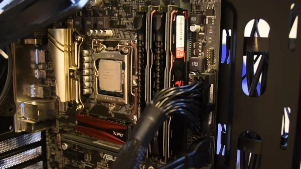 PC donanım ve bağlı kablolarla anakart mini-ITX