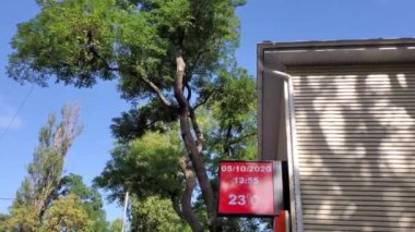 Dışarıdaki kırmızı ışıklı tabela görüntüleme sıcaklığı