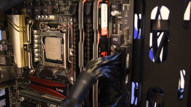 Anakart mini-ITX ve CPU Intel Intel Core i7 işlemcisi, NVME SSD, mikrodevreler ve bağlı kablolarla PC kulesinde seçici odak. Bilgisayar donanımı kurulumu. Odessa, Ukrayna, 03 19 2021