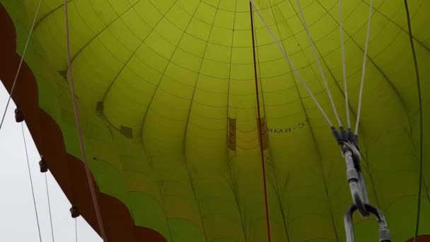 Vista bajo cúpula de globo de aire caliente con cuerda conectada por grilletes de eslabones de cadena — Vídeo de stock