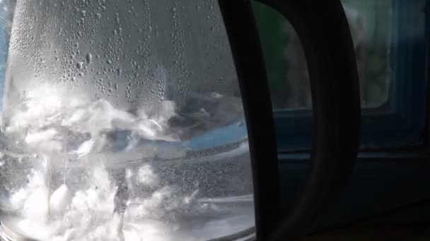 在明亮的阳光下，旧的透明水壶中沸腾的水泡 — 图库视频影像