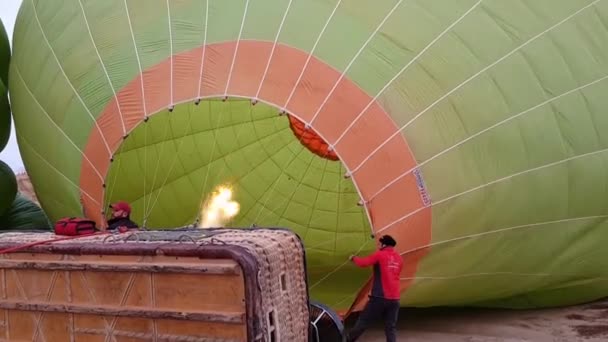 Feuerbrenner blasen Heißluftballonkuppel mit Weidenkorb am Boden auf — Stockvideo