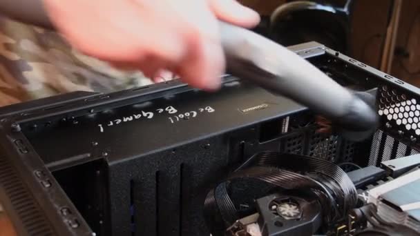 男子手拿着真空吸尘器管，用刷子刷洗里面的电脑 — 图库视频影像