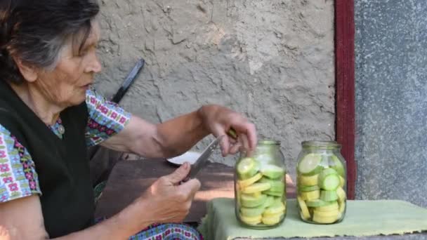80s donna anziana posto fette di zucchine fresche all'interno di vasi di vetro per l'inscatolamento fatto in casa — Video Stock
