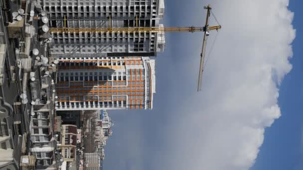 Edificio incompiuto con costruzione gru boom time lapse di nuvole in cielo — Video Stock
