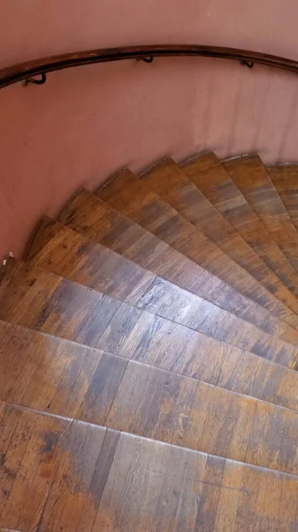 Antigua escalera de caracol de madera con barandilla y escalones de mala calidad —  Fotos de Stock