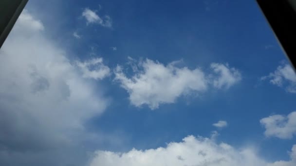 在多风的天气里，透过窗户看到多云的天空时间流逝 — 图库视频影像