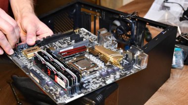 Erkek eller, bulanık donanımlı mini-ITX 'i tutuyor.