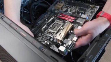 Anakart mini-ITX 'i madencilik ve oyun için bilgisayar kulesine yerleştirin.