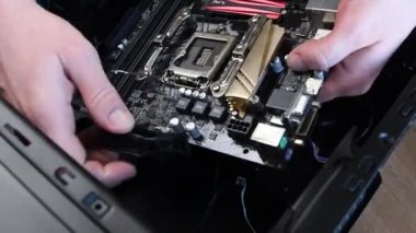 Maden ve oyun oynamak için ana kartı bilgisayar kulesine tutun.