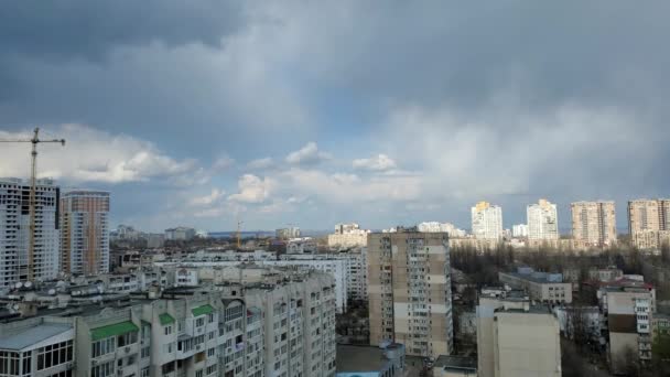 Time lapse εναέρια άποψη του κτιρίου στέγες και σύννεφα γρήγορα κινείται με τον άνεμο — Αρχείο Βίντεο