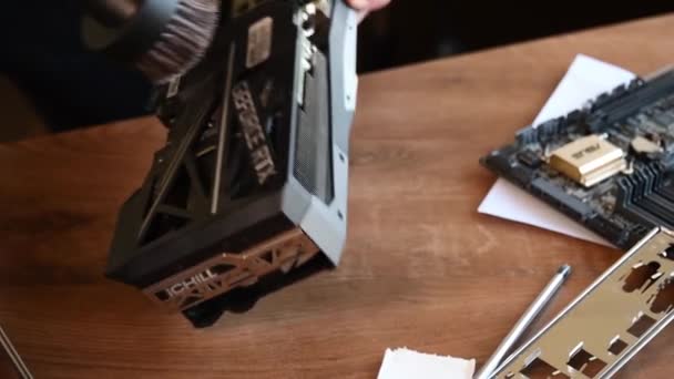 Las manos masculinas sostienen el tubo de aspiradora con cepillo y limpian la tarjeta gráfica NVidia GeForce RTX 3080 — Vídeo de stock