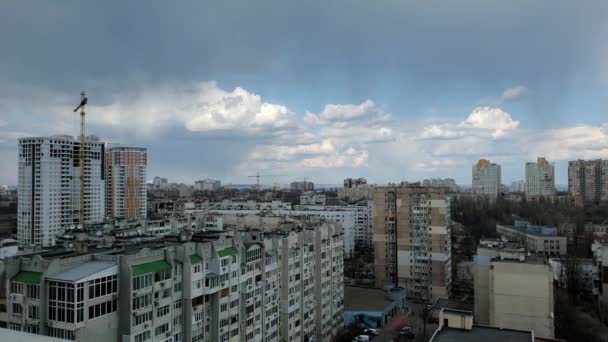 Zeitraffer von Hausdächern und Wolken, die sich durch Wind schnell bewegen — Stockvideo