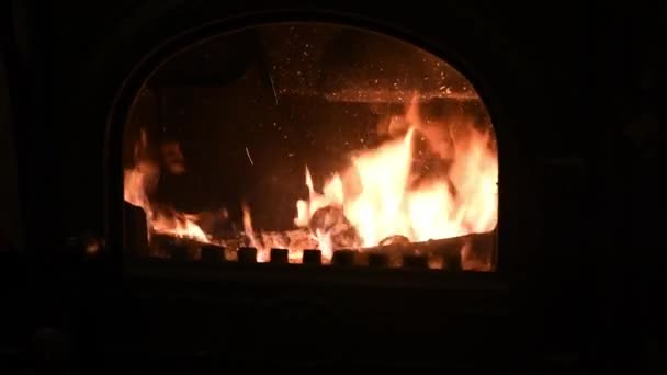 Fogão de sala de queimador à base de madeira de ferro fundido antigo com fogo flamejante câmera lenta — Vídeo de Stock