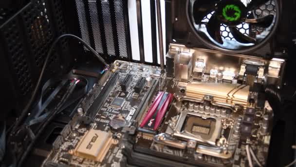 Kézi csavarhúzó összeszerelés PC alaplap mini-ITX Asus — Stock videók