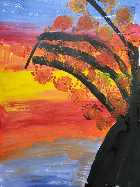 Bunte bunte Kunstwerke von Kindern malen mit Herbstbaum und Sonnenuntergang Himmel — Stockfoto