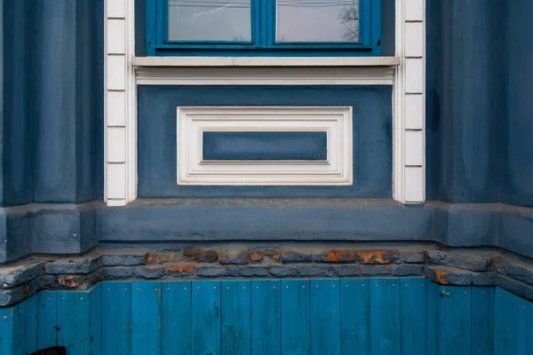 Parede azul velha com moldura pintada branca. Detalhes arquitetônicos do exterior do edifício — Fotografia de Stock