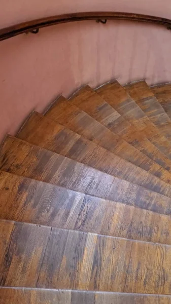 오래 된 나무로 된 나선 형 계단 이 있고, 그 계단에는 헝 클링 과 샤 비계단 이 있다 — 스톡 사진