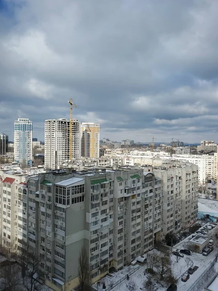 Міський горизонт з висотними кондомініумними будівлями та хмарним небом — стокове фото