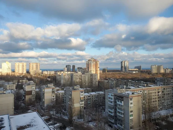 Paisagem urbana com edifícios de condomínios altos e nuvens altas no céu azul — Fotografia de Stock