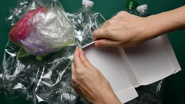 POV rasgar e dobrar caixa de papelão se preparando para reciclar — Fotografia de Stock