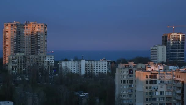 夕阳西下，夕阳西下，越过海滨附近的城市天际线 — 图库视频影像