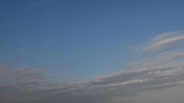 Серые облака веретена в небе время истекает в ветреную погоду — стоковое видео