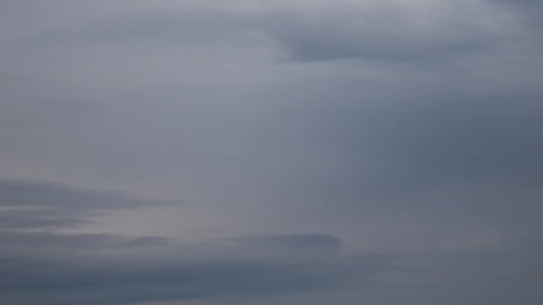 Szare chmury spindrift w czasie nieba upływają coraz ciemniejsze od wieczora do nocy — Wideo stockowe