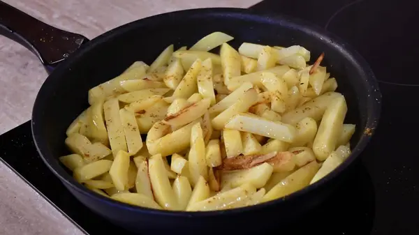 Fritar batatas fritas caseiras na panela no fogão de cozinha — Fotografia de Stock