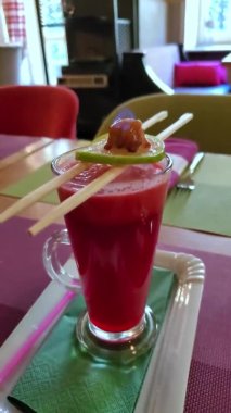 Tatlı ekşi sıcak kokteyl, sıcak çilek şarabı, limon dilimi ve alevli şeker.