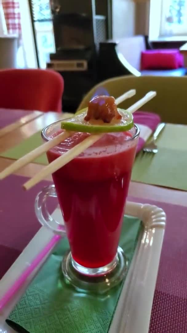 Söt sur varm cocktail med glödande bärvin, limeskiva och flammande sockertopp — Stockvideo