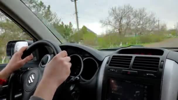 Vídeo instável de viagem de carro por off road campo em tempo chuvoso — Vídeo de Stock