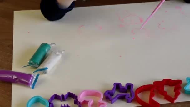 Ponteiros da criança do lapso de tempo que jogam a massa de jogo colorida com moldes plásticos e rolo do rolo — Vídeo de Stock