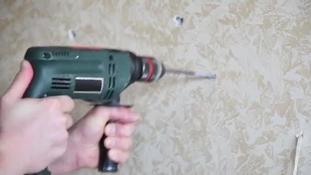 Man handen werken met boorgereedschap om gat in de muur te maken. Huisverbetering — Stockvideo