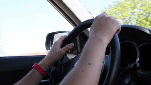 Mãos masculinas segurar o volante do carro durante a condução off road — Vídeo de Stock