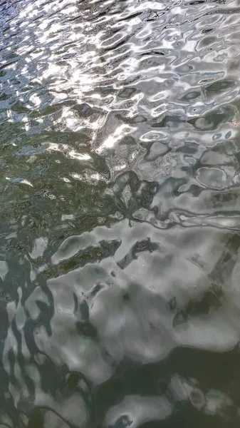 Strahlende Sonne flackert an der welligen Wasseroberfläche des Sees — Stockfoto