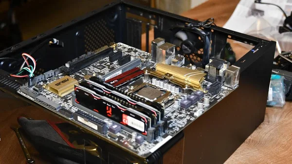 PC-Motherboard mini-ITX mit Hardware bestücken — Stockfoto