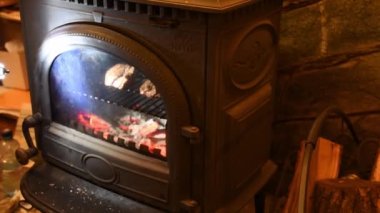 El feneri yanan et, koca göbekli sobanın içinde kızarıyor.