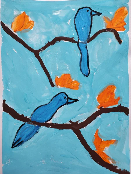 Kinder malen Kunstwerk von blauen Vögeln auf Ast mit orangefarbenen Blumen — Stockfoto