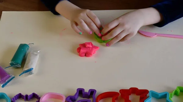 Småbarn händer spelar färgglada lekdeg med plast formar — Stockfoto