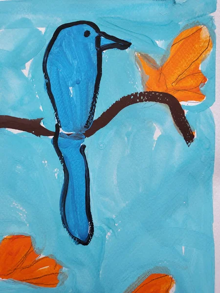 木の枝に座っている青い鳥の作品をオレンジ色の花で描く子供たち — ストック写真