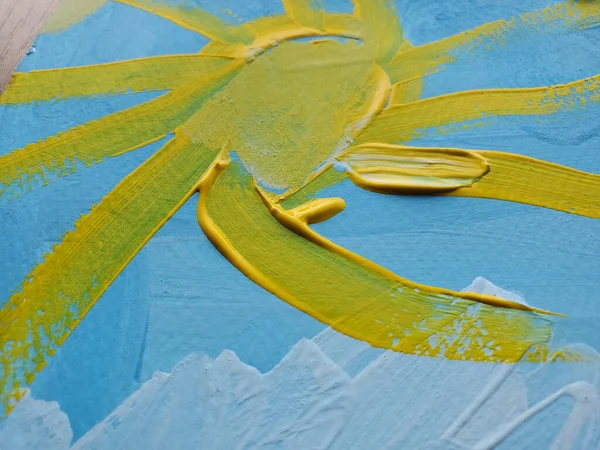 Arte ingenuo pintura sol creado por pinceladas de dedos. Dibujo a mano fondo verano — Foto de Stock