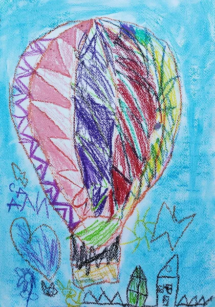 Pastel boya kalemleri ve bebek tarafından yaratılmış gökyüzündeki renkli balonların saf sanat resimleri. — Stok fotoğraf