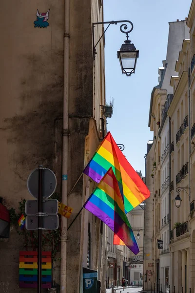 Banderas LGBTQ en la esquina del antiguo edificio de París durante el orgullo. Bandera del Orgullo Transgénero — Foto de Stock