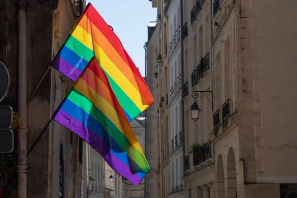 Bendera LGBTQ di sudut bangunan tua di Paris selama kebanggaan. Bendera Kebanggaan Transgender — Stok Foto